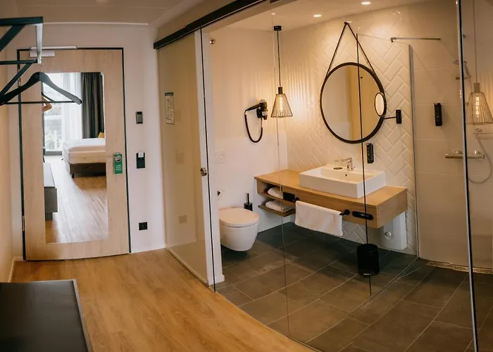 מלון Loom & Skybar *