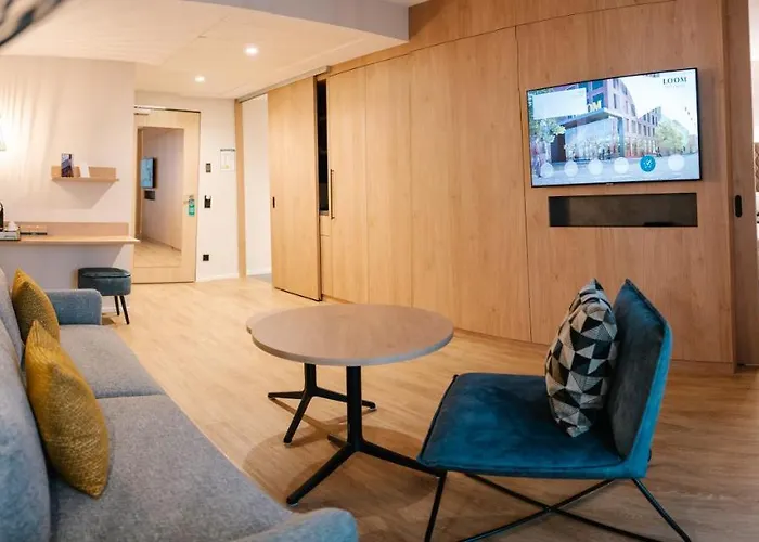 מלון Loom & Skybar *